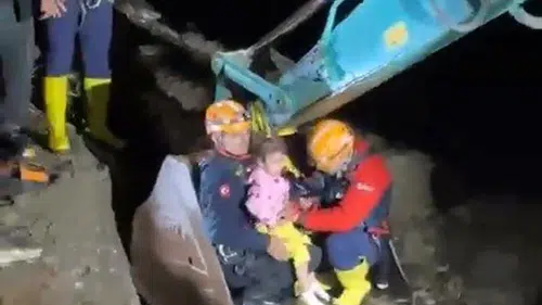 O şehirde sel, su baskını ve heyelan hayatı felç etti