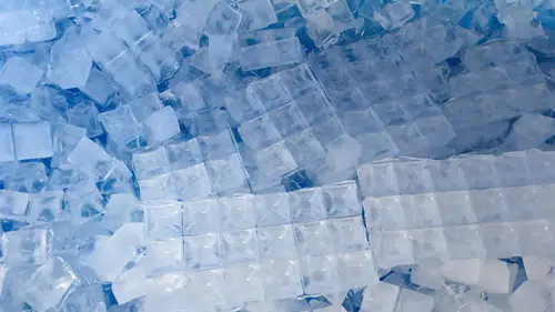 O anlar kameraya böyle yakalandı: Gökten buz kütlesi düştü