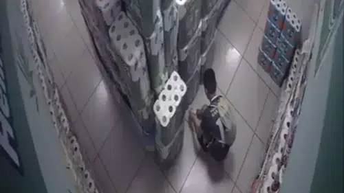10 yaşındaki çocuk marketi savaş alanına çevirdi