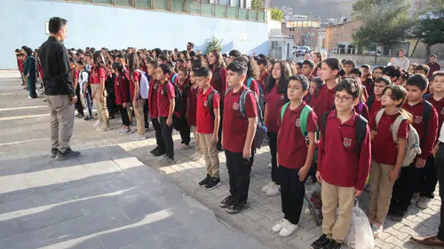 Milyonlarca öğrenci okul yolunda: İlk ders "Yeşil Vatanı Korumak"