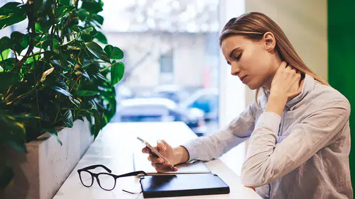Herkes için yeni tehlike: Cep telefonu kamburluğu