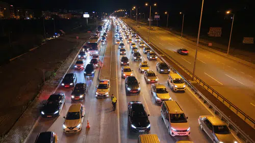 Türkiye'de göç başladı: Kilit kavşakta bayram trafiği