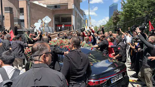 Kılıçdaroğlu, 1,5 yıl sonra Genel Merkez'de çiçeklerle karşılandı
