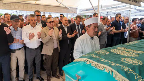 Özgür Özel'in acı günü: Son yolculuğuna uğurlandı