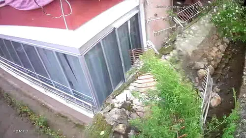 Deprem oluyor sandılar: O duvar böyle yıkıldı