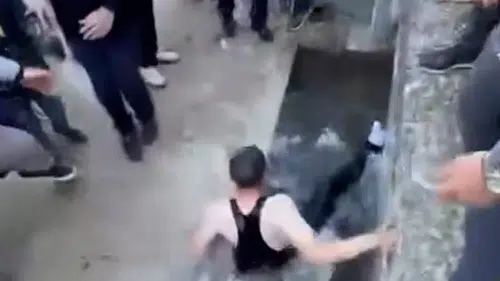 Bayram namazına gelmeyenlere soğuk tarife: Buz gibi suya attılar