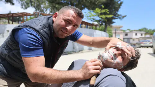 Ürettiği bıçakları böyle test ediyor: Cesaret tıraşı