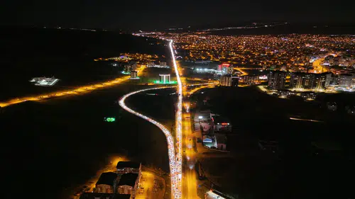Yollar kilitlendi: 43 ilin geçiş noktasında kilometrelerce kuyruk
