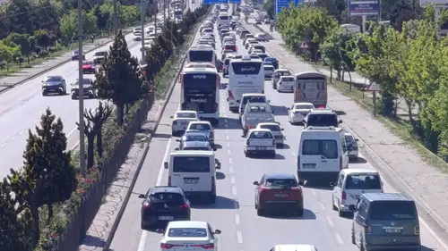 Konya yolunda trafik keşmekeşi! İğne atsan yere düşmez