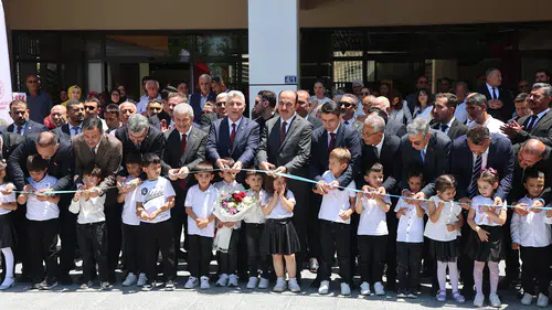 Konyalı Bakan memleketindeki devasa kütüphaneyi açtı