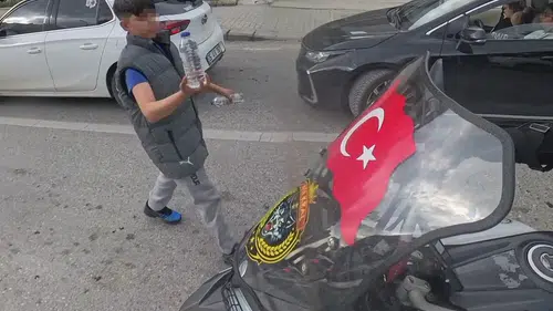 "Abi susamışsındır, sen benim Türk bayrağımı taşıyorsun"