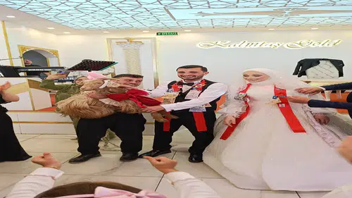 Düğünde geline altın yerine keçi takıldı