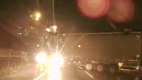 Önünde bir anda dev bir tır belirdi: Dehşet anları kamerada