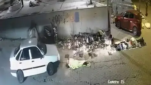 Kaldırımda uyuyan adamın üzerinden geçti