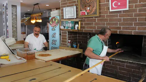 Lahmacunu 50 liraya satıyor: Tepkiler karşısında şaşırdı kaldı