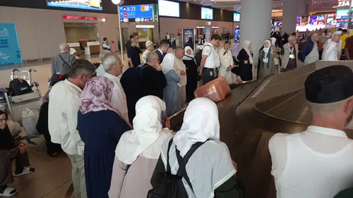 Hacılar yurda dönmeye başladı: Havalimanında sevinç var
