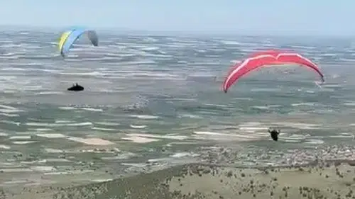 Konya'dan uçarak yola çıktılar: Paraşütle Niğde'ye vardılar