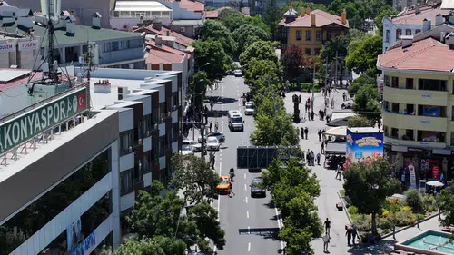 Konya'da belediye gece çalıştı, tarihi caddede ulaşım konforu arttı