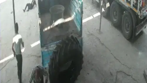 Şişirilen lastik bomba gibi patladı: İnsanlar havaya uçtu