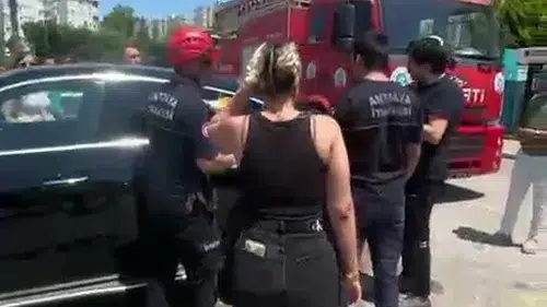 Çocuğu araç içerisinde kilitli kaldı: Anne çaresizce bekledi