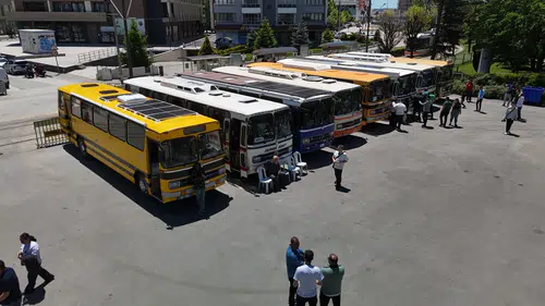 Türkiye'nin dört bir yanından geldiler: Klasik otobüsler görenleri büyüledi
