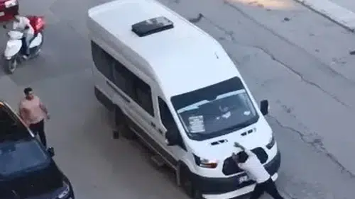 Önünü kestiği yolcu minibüsünü yumrukladı
