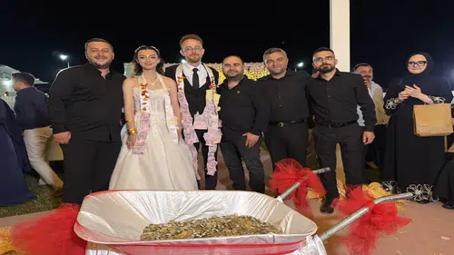 İlginç düğün takısı: 10 bin TL’lik madeni parayı el arabasıyla getirdiler