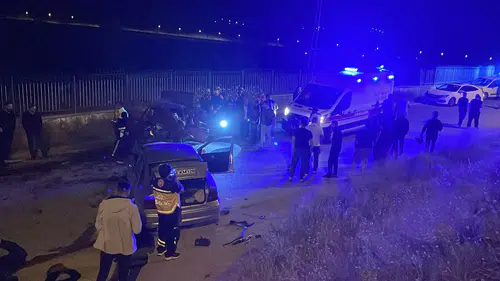 2 otomobil kafa kafaya çarpıştı: 6 yaralı