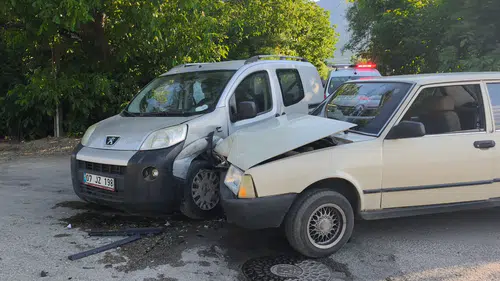 Hafif ticari araç otomobille çarpıştı: 4 yaralı