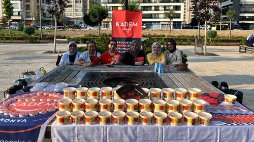 Kadem Konya, Şefikcan Parkı'nda aşure dağıttı