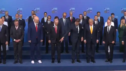 Doğru kombin nasıl yapılır: NATO aile fotoğrafında ayakkabı krizi