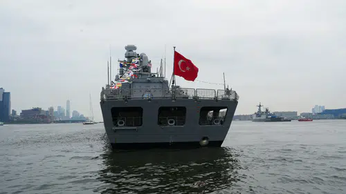 Türk bayrağı Hudson Nehri'nde gururla dalgalandı: Gövde gösterisi