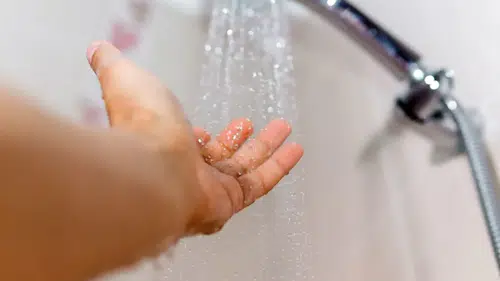 Hangisi daha sağlıklı: Yaz aylarında sıcak duş ya da soğuk duş