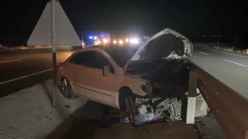 Konya'da aşırı süratle 2 aracı hurdaya çeviren sürücü, otostop çekip kaçtı