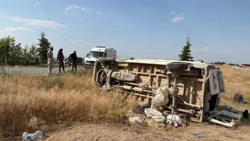 Konya'da tarım işçilerini taşıyan minibüs devrildi: 17 kişi yaralandı