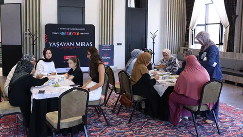 Konya'daki festivalde müzik ve geleneksel sanatlar bir arada