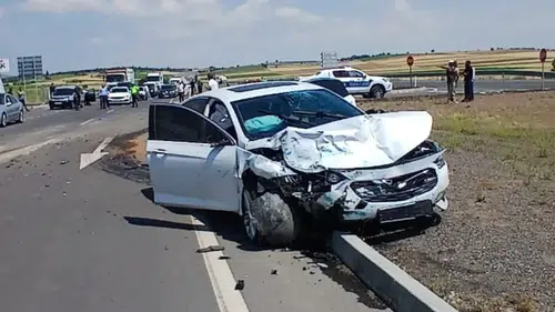 Konya'da otomobil ile hafif ticari araç çarpıştı: 1’i ağır 5 yaralı
