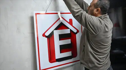 Kiracının evine giren ev sahibi yandı