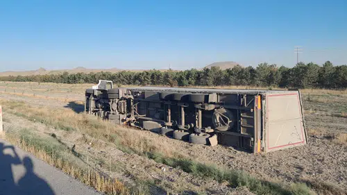 Konya'da kontrolden çıkan tır devrildi: 1 yaralı