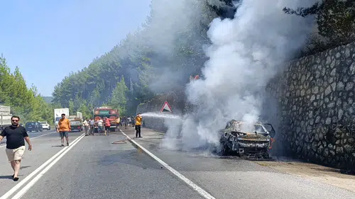 Tatilden Konya'ya dönen ailenin otomobili alev alev yandı