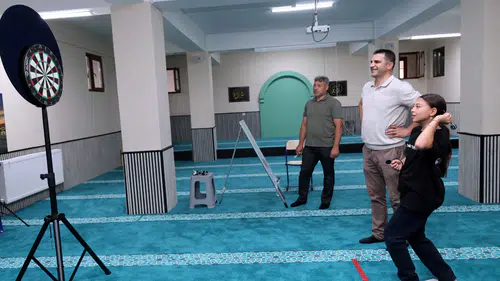 Konya'da Kur'an kursu öğrencileri dart turnuvasında hünerlerini gösteriyor