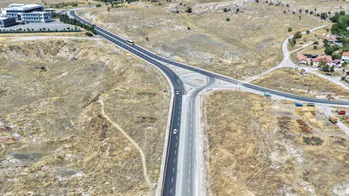 Konya’nın yoğun kullanılan caddesine 3 bin ton asfalt döküldü