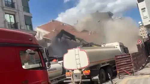 Yıkım sırasında 4 katlı bina aniden çöktü