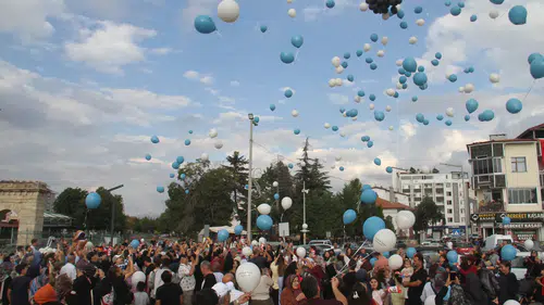 Konya'daki yüzlerce kişi Taşköprü'ye geldi: Balonlar Toprak için havalandı