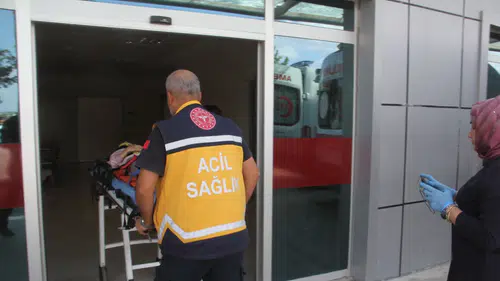 Beyşehir’de ticari taksi anne ve kızına çarptı: 2 yaralı