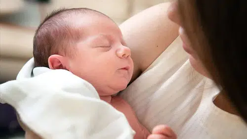 Lohusalık depresyonu nasıl yenilir: Genç kadın 3 çocuğunu öldürdü