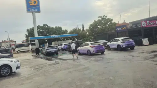 Mora boyanan araçlar şaşırttı