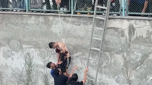 Arkadaşı için ölümüne o kanala atladı