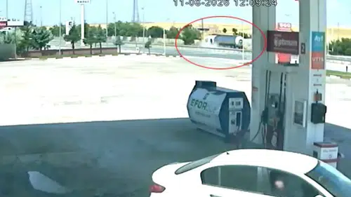 Konya'da kalp krizi geçiren tır sürücüsü bariyerlere çarparak kaza yaptı