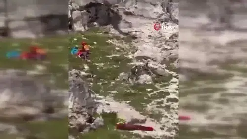 Dağda kurtarma operasyonu: Sağlık çalışanı kayalıklardan böyle yuvarlandı